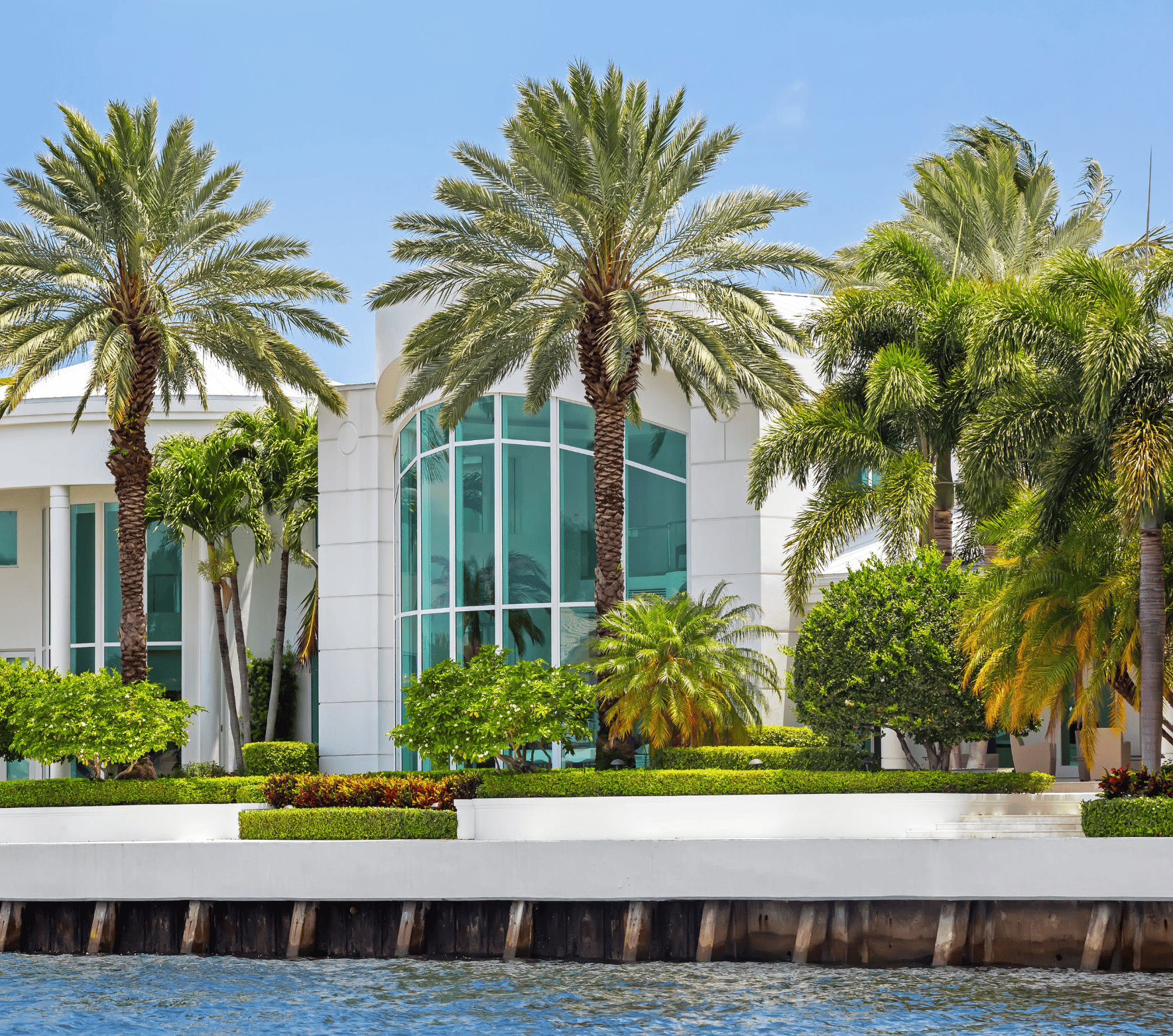 A panoramic view of Coral Ridge Country Club Estates with lush landscapes and elegant homes